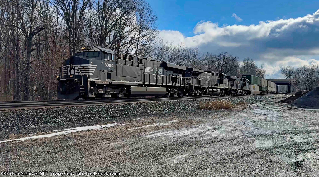 NS 8089 leads the stacks west.